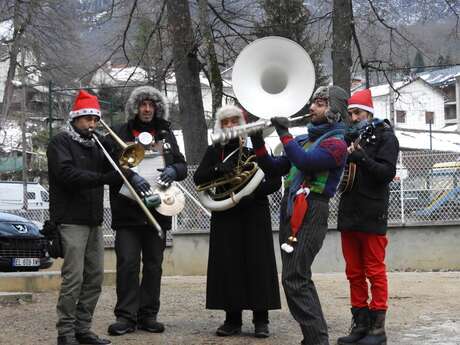 Fanfare "504 Stompers" dans les rues d'Ax les Thermes
