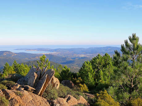 Sentier de la Garde-Freinet à Grimaud par la Roche Percée