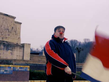 Rouge Blanc Bleu - Idiot cherche village - Enquête clownesque