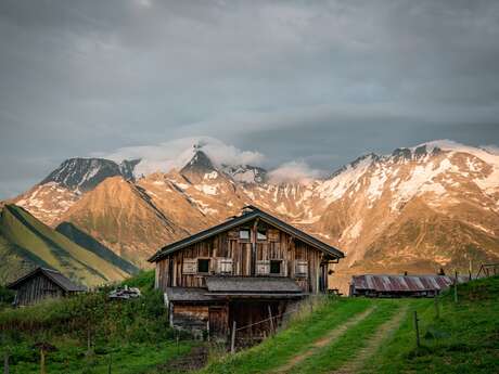 Les Chalets de Porcherey au départ du Plateau de la Croix Les Chalets de Porcherey au départ du Plateau de la Croix
