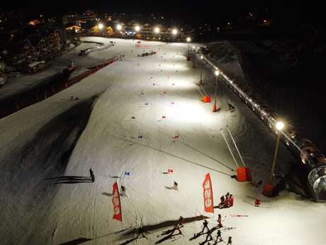 Ski nocturne sur piste éclairée