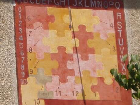 Cadran solaire du magasin Névasport, ex-école de Ville Haute