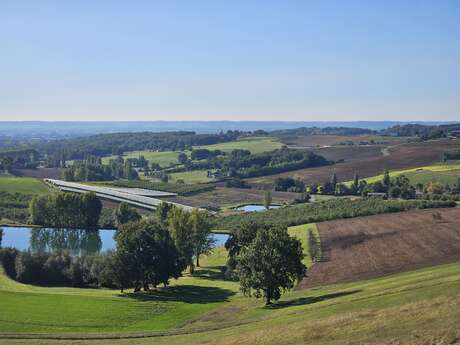 Mirabel, between hillsides and orchards