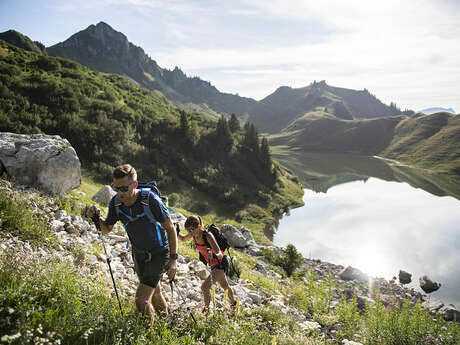 Tour pédestre du Roc des Tours et Lac de Lessy