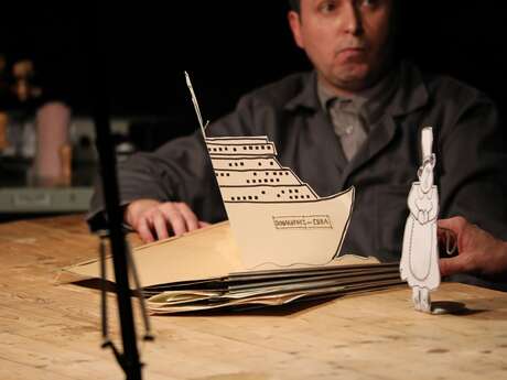Théâtre d’objet et de papier / Un Océan D'amour