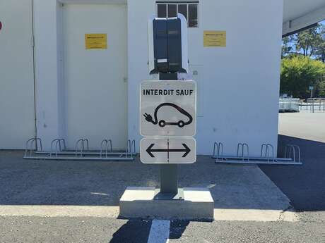 Electric car charging point in La Flotte - Bricomarché