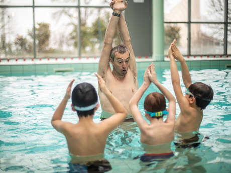 Ecole de natation des pieds dans l'eau
