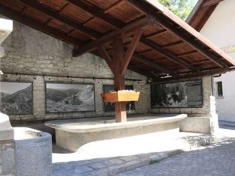 Exposition au lavoir  "Retour en arrière pays" de Gilbert Charles