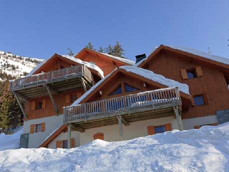 Chalet ETERLOU 20 à 25 lits - 9 chambres avec salle de bain individuelle-250m à ski du télécabine-retour à ski / Domaine skiable Alpe d'Huez