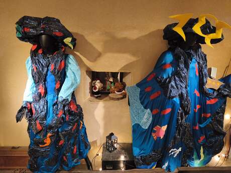 Exposition déambulatoire de costumes dans les magasins de Charlieu : les quatre éléments jeu familial