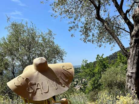 Le Cerisier Blanc et les Terres de St Sauveur : Atelier couronnes de fleurs en papier parfumées au coeur d'une exploitation agricole