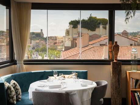 Le Roof at Five Seas Hotel