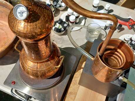 C'est l'été à Salagon : Atelier Distillation