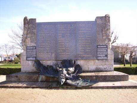 Plaza Roger Bonnin y Monumento a la Guerra