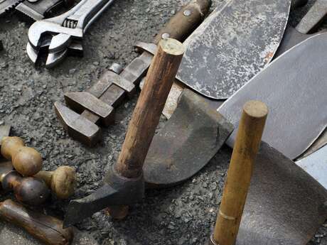 Brocante, vide greniers et vide outils