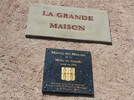 Plaque de l'ancienne maison des mineurs