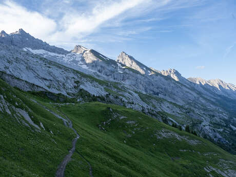 Itinérance pédestre - Massif de Tournette-Aravis GRP® Partie Nord - Étape 2 : Refuge de la Pointe Percée > Refuge de Lessy