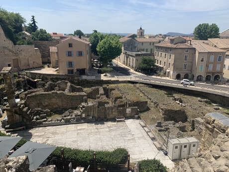 Le temple et l'hémicycle