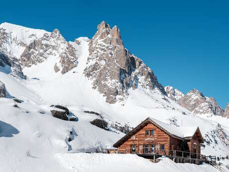 Montée au refuge de Laval en raquettes