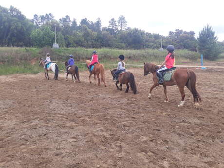 Ponyreiten mit dem Club Hippique de La Londe Ponyreiten mit dem Club Hippique de La Londe