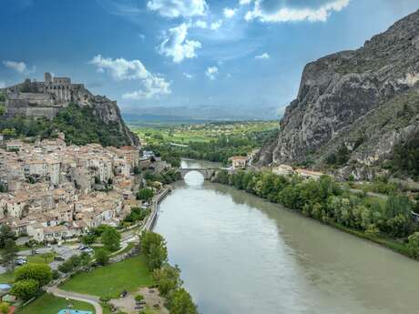 Explore Sisteron's heritage as a group