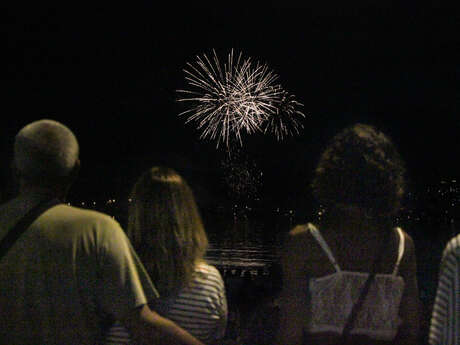 Feu d'artifice et voltige aérienne