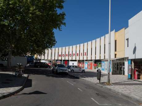 Borne de recharge pour véhicules éléctriques - parking de Monoprix