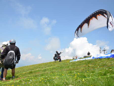 Taufe im Gleitschirmfliegen im Sommer