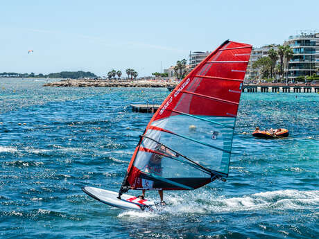 Location d'une planche à voile à Cannes avec Cannes Jeunesse