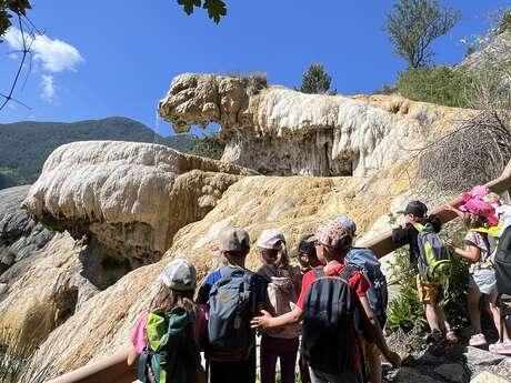 Les petits explorateurs à la Fontaine Pétrifiante