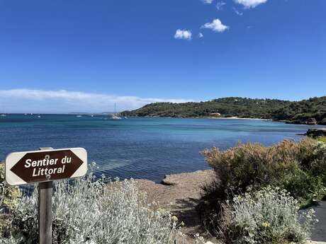 Randonnée sur le sentier du littoral - De la plage de la Favière à la Pointe de l'Esquillette