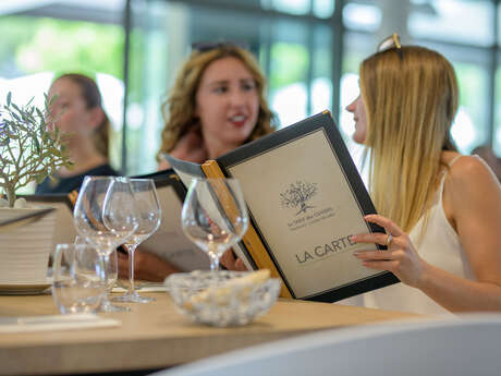 Bordeaux wine tasting evening and karaoke at La Table des Oliviers