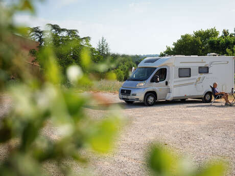 Domaine Saint Jean le Vieux - aire de stationnement