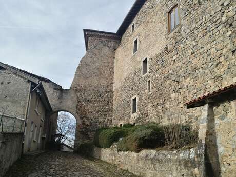 Porte du château et ses remparts