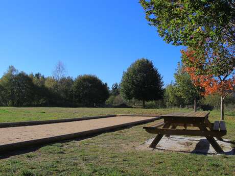 Aire de pique-nique, terrain de pétanque et aire de jeux