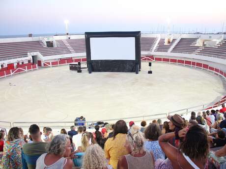 Cinéma en plein air aux arènes