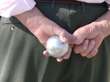 Une partie de pétanque