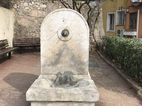 Fontaine Place Charles II d'Anjou