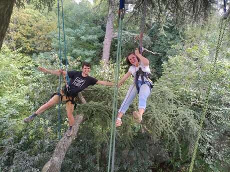 On grimpe aux arbres à la Grotte du Bosc