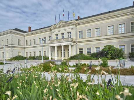 Des Ursulines aux hôtels de ville