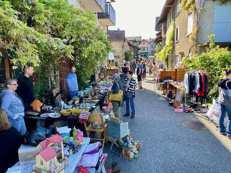 Nernier flea market and garage sale