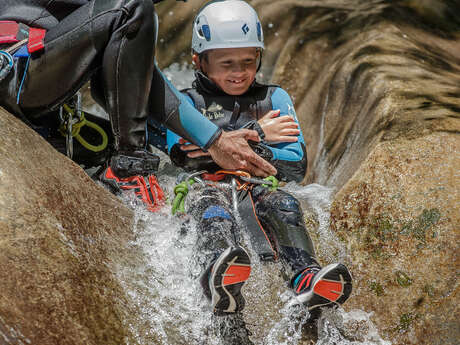 Sortie encadrée de Canyoning : Une exploration sauvage entre roche et cascade !