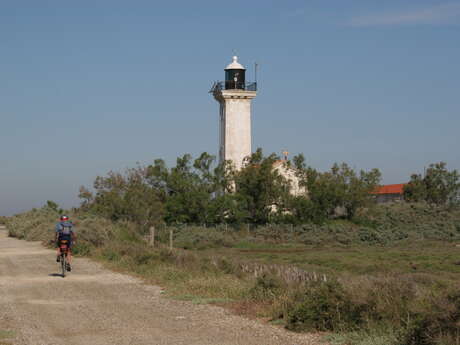 Le phare de la Gacholle et la digue à la mer