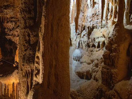 La grotte dans le noir