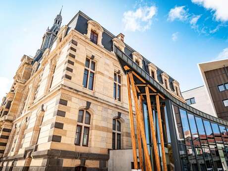 L'hôtel de ville et son quartier