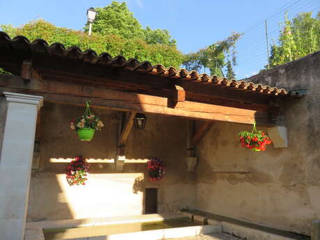 Lavoir fontaine adossée