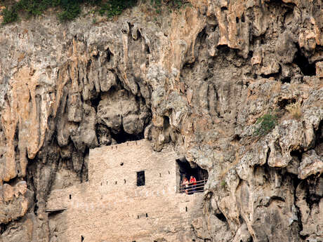 Habitats troglodytes dans le rocher de tuf