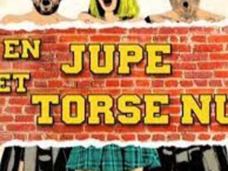En jupe et torse nu