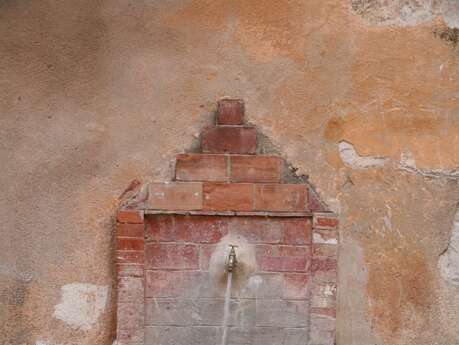 Fontaine rue des Barrins