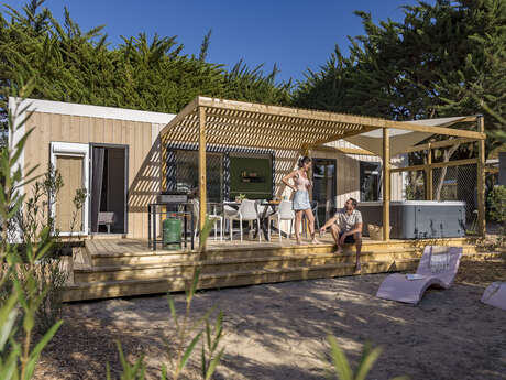 Premium-Aufenthalt mit eigenem Jacuzzi auf dem Campingplatz Les Amis de la Plage